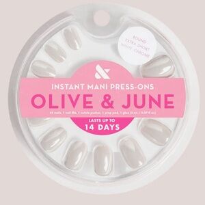 Olive & June Instant Mani Press-Ons Color white chrome